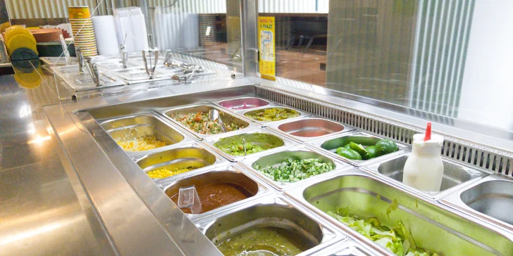 Menu v Burrito Loco: kuřecí quesarito, tortilla chipsy a nápoj aqua fresca