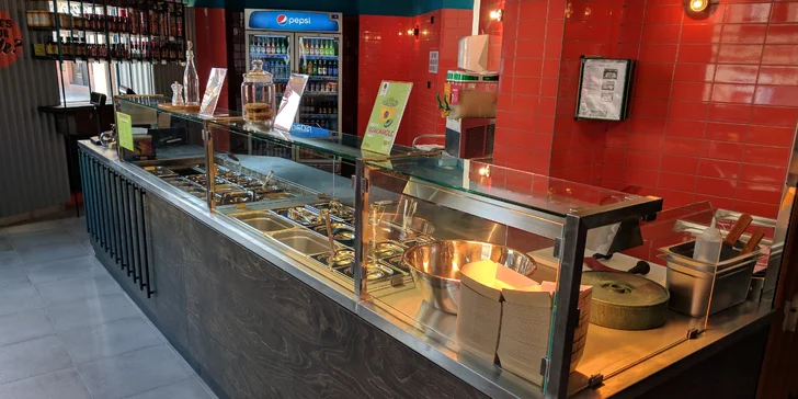 Menu v Burrito Loco: kuřecí quesarito, tortilla chipsy a nápoj aqua fresca
