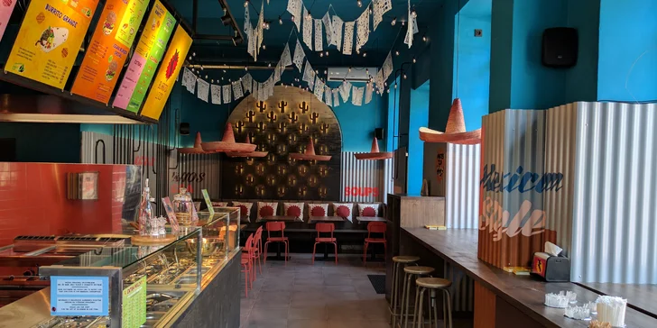 Menu v Burrito Loco: kuřecí quesarito, tortilla chipsy a nápoj aqua fresca