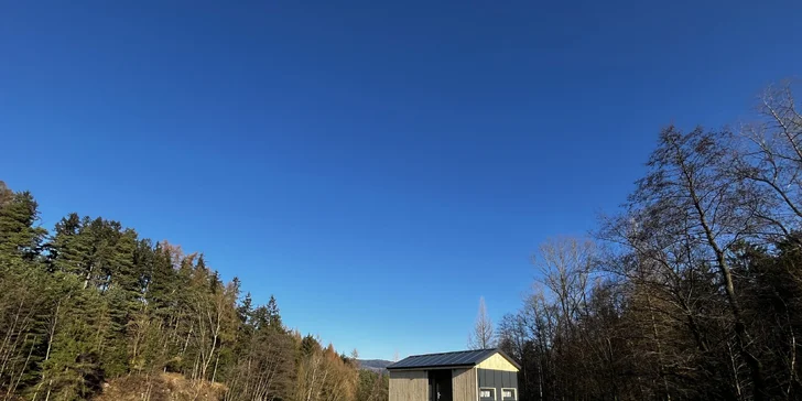 Nedaleko domku je krmelec, kde můžete nechat dobrůtky pro zvířata (seznam toho, co mohou, najdete v ubytování).