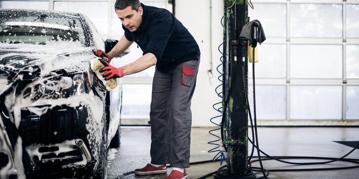 Jarní příprava automobilu: ruční mytí exteriéru vozu či renovace laku