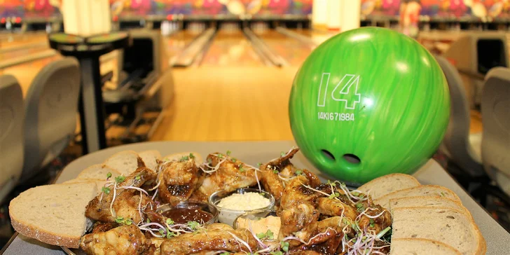 Zábava pro každou partu: bowling až pro 8 osob a 1 nebo 2 kg kuřecích křídel