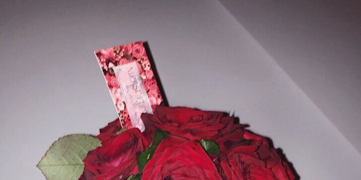 Luxusní krabice růží s potiskem jména i jednotlivé červené růže Red Naomi