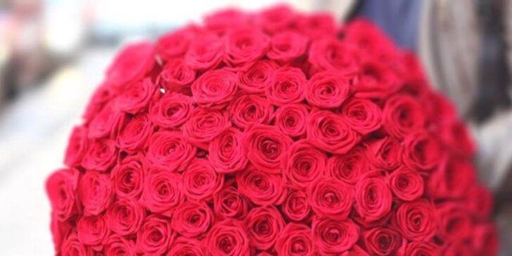 Luxusní krabice růží s potiskem jména i jednotlivé červené růže Red Naomi