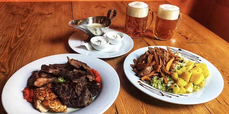 Mix grill: hovězí z anguse, kuřecí i vepřové maso, pivo, omáčky a přílohy