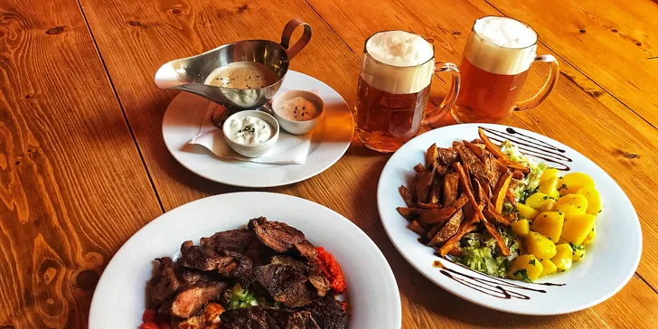 Mix grill: hovězí z anguse, kuřecí i vepřové maso, pivo, omáčky a přílohy