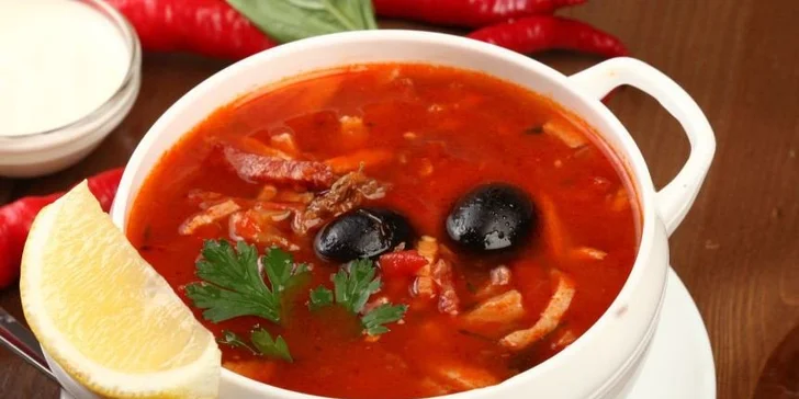 4chodové ruské menu pro 2 osoby: soljanka, okroška, pirožky i pelmeně