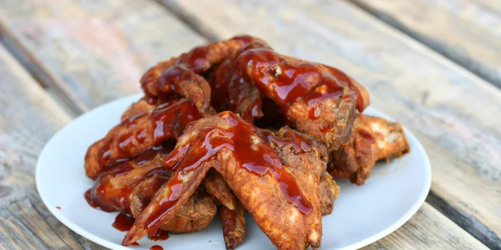 Kuřecí hostina: 1,5 kg křídýlek v barbecue marinádě pro 2 jedlíky