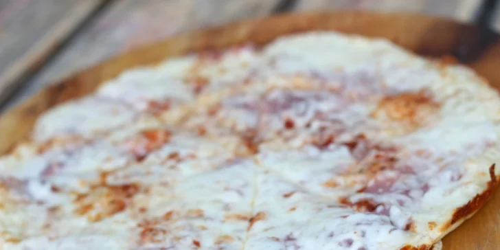 Speciální pizza o průměru 45 cm: Margarita, šunková nebo sýrová