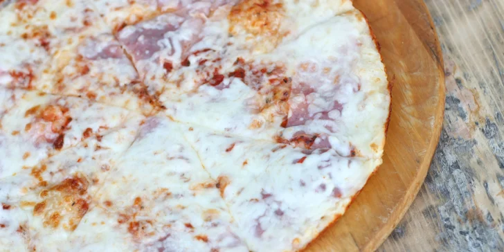 Speciální pizza o průměru 45 cm: Margarita, šunková nebo sýrová