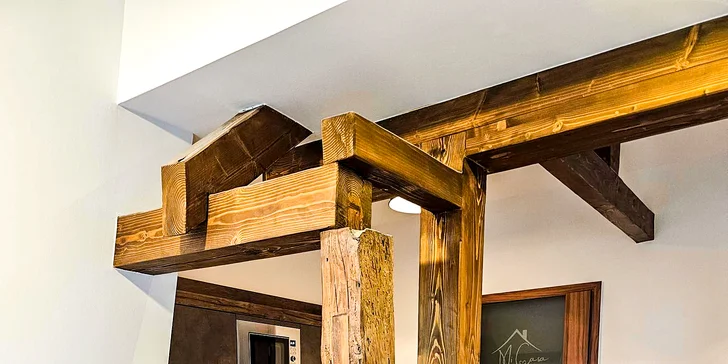 Každý z apartmánů má obývací část, jídelnu a plně vybavenou kuchyni s lednicí, sporákem a mikrovlnkou.