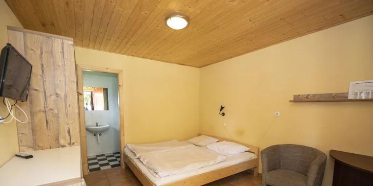 V chatce je přímotop a televize.