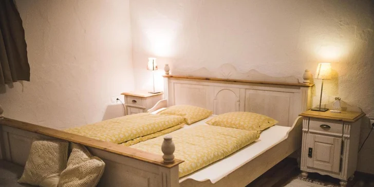 V apartmáne sa okrem spálne a obývacej miestnosti s pohovkou nachádza aj jedálenský kút. 