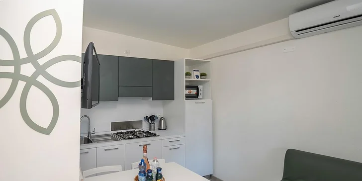 Každý domek nabízí klimatizaci, TV, rychlovarnou konvici, Wi‑Fi zdarma a prostornou krytou terasu.
