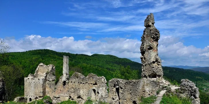 Naplánujte si i výlety po okolí, třeba na středověký Považský hrad.