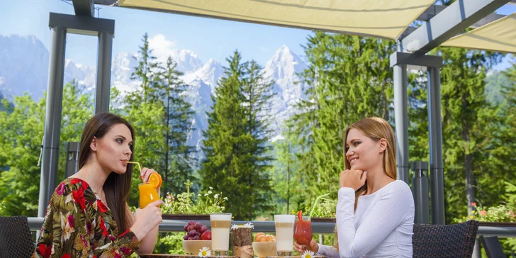 V hotelovém baru Aperitif si můžete dopřát zákusky, kávu a jiné nápoje.