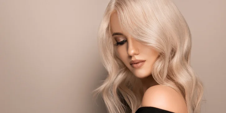 Střih s barvou, melírem i balayage pro všechny délky vlasů