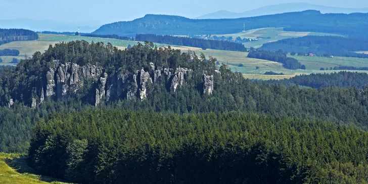 Taková je krajina Kladského pomezí - lesy, skály, louky