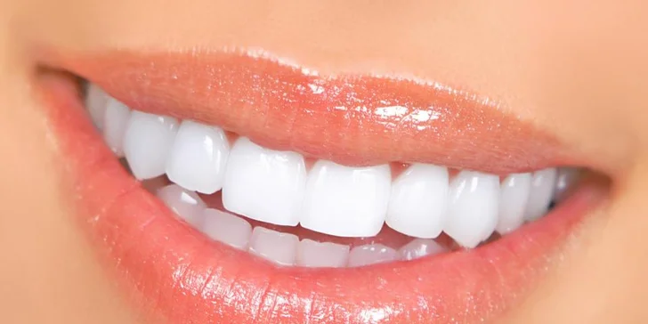 Dentální hygienistka ultrazvukem a mechanickými nástroji odstraní zubní kámen.