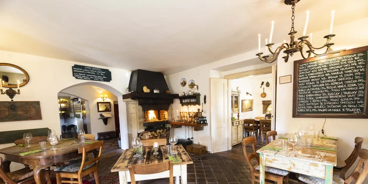 Restaurace, která je součástí penzionu, se ráda svými jídly inspiruje na českém, moravském, ale i italském nebo francouzském venkově. 