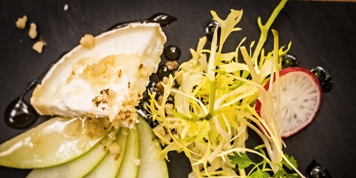 Čeká vás moderně upravené menu: Jako Amuse Bouche si dáte kozí sýr s jablkem, mandlemi a medem.