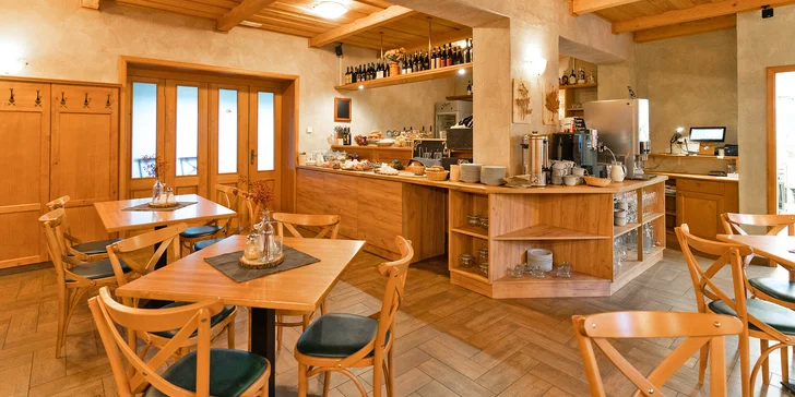 Zdejší restaurace je vysoce návyková – stejně jako krajina, která penzion obklopuje. 