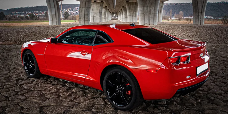 Tento ikonický americký muscle car, který se v průběhu let objevil v mnoha akčních filmech, má pod kapotou 330 koní z 3,6l motoru V6. 