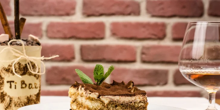 Kavárna s galerií: tiramisu a káva nebo limonáda z exotického ovoce