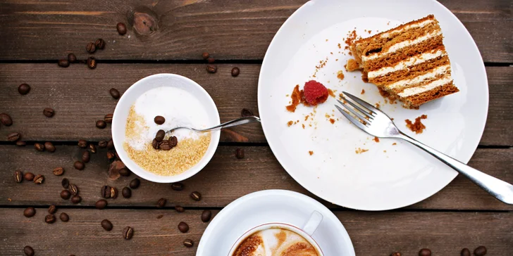 Kavárna s galerií: tiramisu a káva nebo limonáda z exotického ovoce