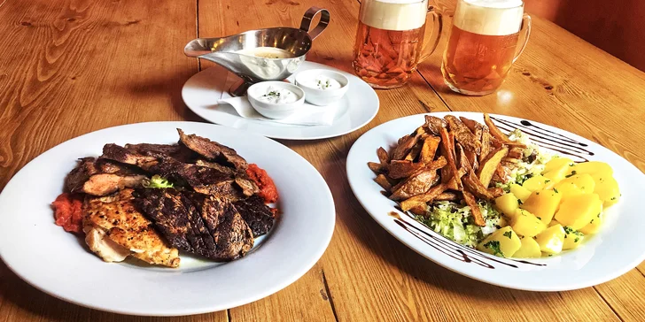 Mix grill: hovězí z anguse, kuřecí i vepřové maso, pivo, omáčky a přílohy