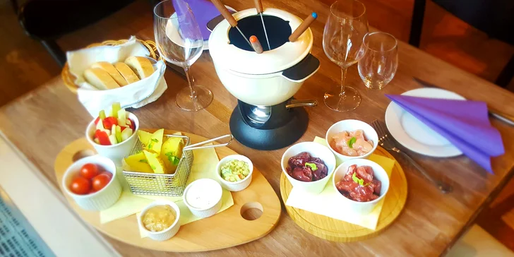 Pochoutka, která má šťávu: Masové fondue pro 2 v restauraci La Bastille