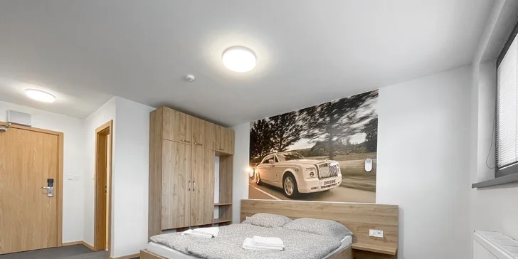 Prostornější apartmán pro 4 osoby má navíc rozkládací gauč (vhodný jako přistýlka) a kuchyň.