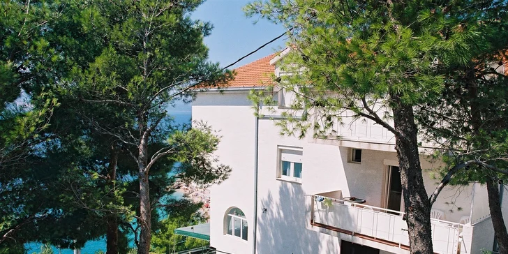 Báječný týden na Omišské riviéře v Chorvatsku: doprava a 7 nocí v apartmánu