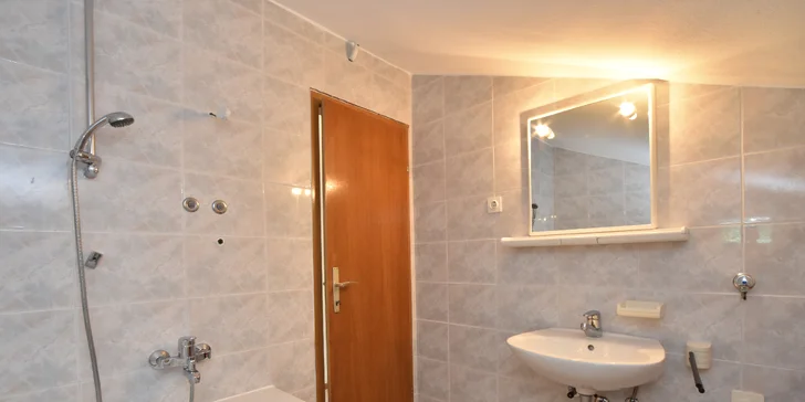 Báječný týden na Omišské riviéře v Chorvatsku: doprava a 7 nocí v apartmánu