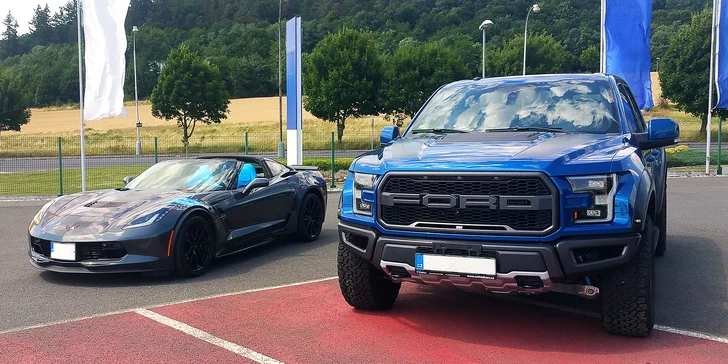 Osedlejte americké legendy: jízda ve vozech Chevrolet Corvette a Ford Raptor