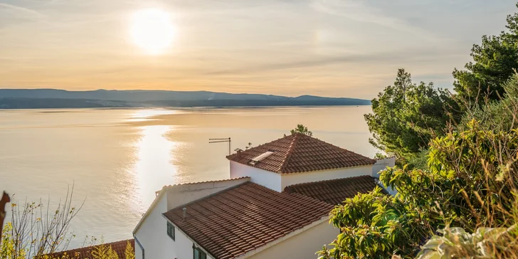 Báječný týden na Omišské riviéře v Chorvatsku: doprava a 7 nocí v apartmánu