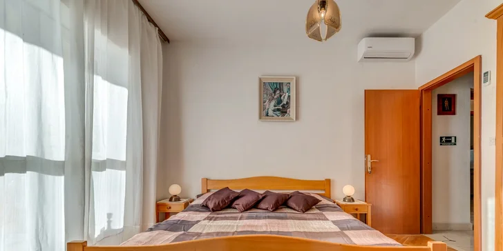 Báječný týden na Omišské riviéře v Chorvatsku: doprava a 7 nocí v apartmánu