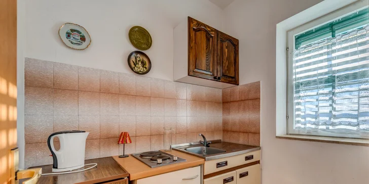Báječný týden na Omišské riviéře v Chorvatsku: doprava a 7 nocí v apartmánu