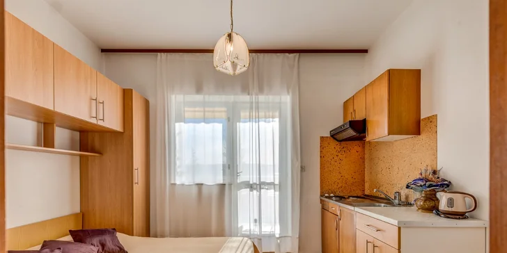 Báječný týden na Omišské riviéře v Chorvatsku: doprava a 7 nocí v apartmánu