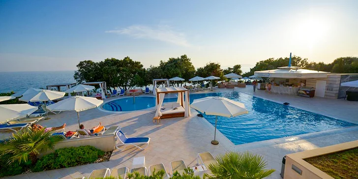 4* hotel na ostrově Pag: soukromá pláž, bazény, polopenze + dítě zdarma