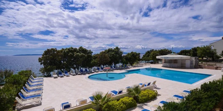 4* hotel na ostrově Pag: soukromá pláž, bazény, polopenze + dítě zdarma