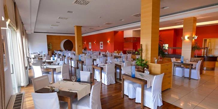 4* hotel na ostrově Pag: soukromá pláž, bazény, polopenze + dítě zdarma