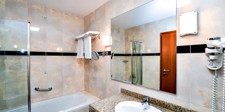 4* hotel na ostrově Pag: soukromá pláž, bazény, polopenze + dítě zdarma