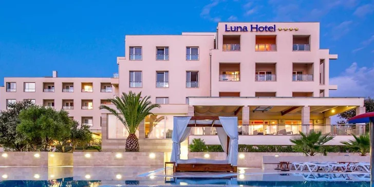 4* hotel na ostrově Pag: soukromá pláž, bazény, polopenze + dítě zdarma