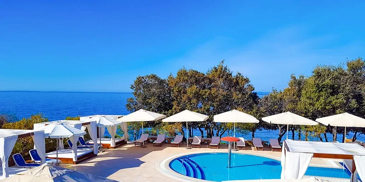4* hotel na ostrově Pag: soukromá pláž, bazény, polopenze + dítě zdarma