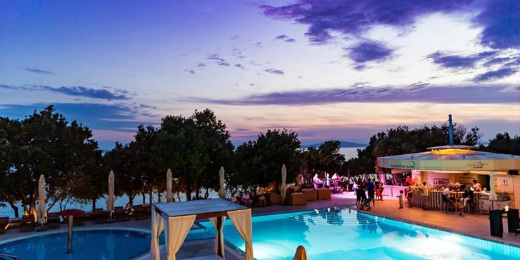 4* hotel na ostrově Pag: soukromá pláž, bazény, polopenze + dítě zdarma
