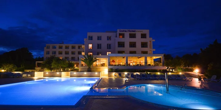 4* hotel na ostrově Pag: soukromá pláž, bazény, polopenze + dítě zdarma