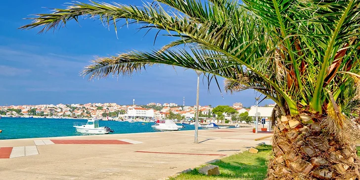 4* hotel na ostrově Pag: soukromá pláž, bazény, polopenze + dítě zdarma