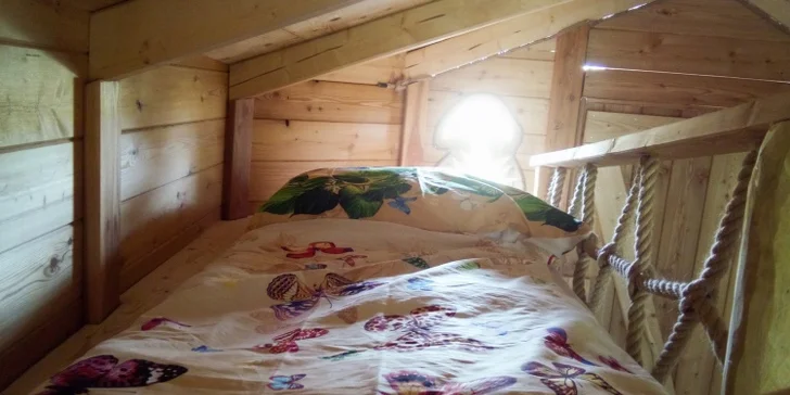V domečku je manželská postel a palanda.