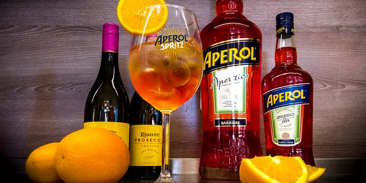 Osvěžte se Aperol Spritzem s pomerančem.
